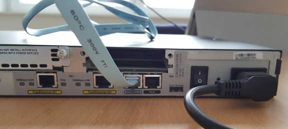 Connexion des différents câbles à l'équipement Cisco
